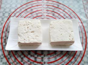 新鲜的豆腐滤干水，用厨房纸吸掉多余的水份