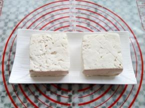 新鲜的豆腐滤干水，用厨房纸吸掉多余的水份