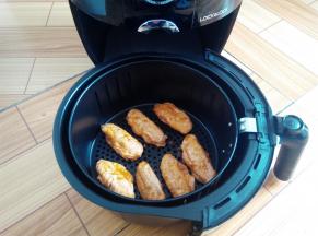 空气炸锅预热160度5分钟后，炸篮里放入鸡中翅，预留一定的间隔位置，空气炸锅160度烤20分钟