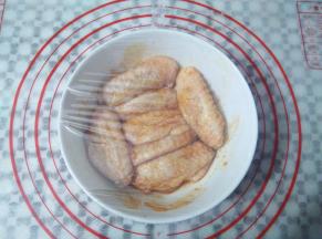 用保鲜膜盖住碗口，放入冰箱冷藏一个晚上