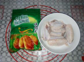 准备好解冻过的鸡中翅和新奥尔良腌料