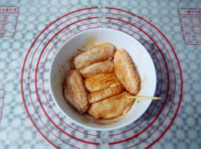 准备一只大碗，放入鸡中翅和腌料，用牙签在鸡中翅上扎一些洞，让鸡翅更入味