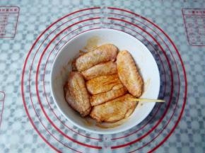 准备一只大碗，放入鸡中翅和腌料，用牙签在鸡中翅上扎一些洞，让鸡翅更入味