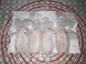 鸡中翅洗净用厨房纸吸干水份