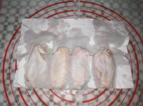 鸡中翅洗净用厨房纸吸干水份
