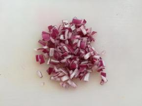 洋葱边角碎料切成颗粒状