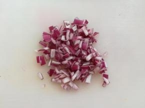 洋葱边角碎料切成颗粒状