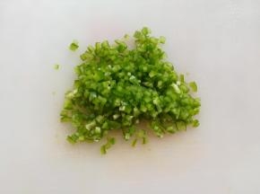 青椒去籽切成颗粒状