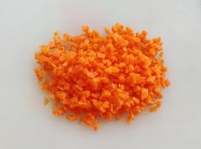 胡萝卜切成颗粒状