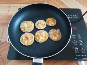 洋葱蔬米饼煎到表面凝固，翻面再煎1分钟就可以出锅了