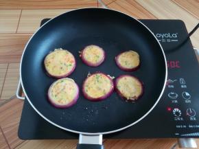 洋葱圈里放入一勺蛋饼糊，继续小火煎饼