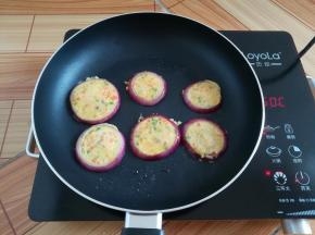 洋葱圈里放入一勺蛋饼糊，继续小火煎饼