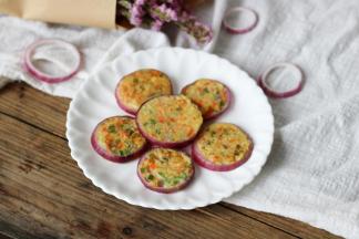 紫的洋葱，绿的青椒，红的胡萝卜，加上晶莹的米饭，孩子吃的非常开心