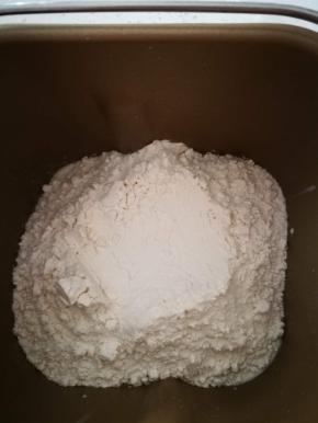 除黄油，盐之外的所有材料依次放入面包机，液体最先放，糖和酵母分开放