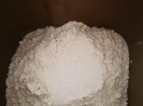 除黄油，盐之外的所有材料依次放入面包机，液体最先放，糖和酵母分开放