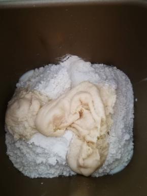 把老面撕成小块放进去