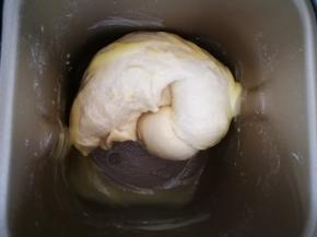 启动揉面程序，面团光滑后加入软化的黄油，各面包机脾性不同 根据面团状态操作