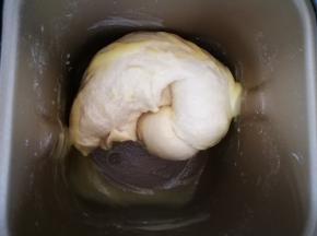 启动揉面程序，面团光滑后加入软化的黄油，各面包机脾性不同 根据面团状态操作