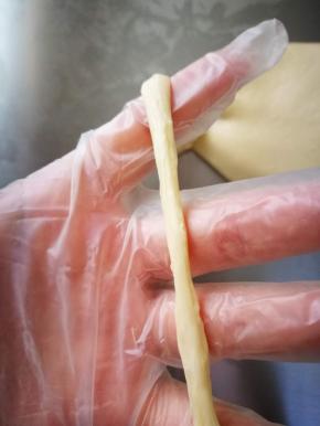 揉到可以拉出这样光滑的面条 可以拉很长，如下图