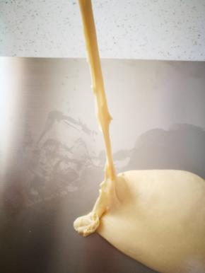 面团轻松拉很长一条，就可以了，这样的状态，撑膜是完全可以的