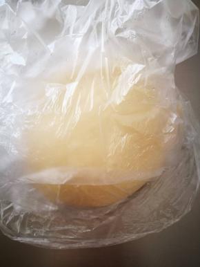 盖上膜煎进行发酵，发酵到2倍大就可以了，戳个洞，不回缩不塌陷就是发酵好了，我这里没拍，我喜欢在面团上轻轻摁摁