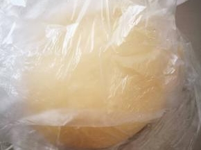 盖上膜煎进行发酵，发酵到2倍大就可以了，戳个洞，不回缩不塌陷就是发酵好了，我这里没拍，我喜欢在面团上轻轻摁摁