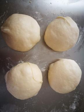 发酵好后，分割 滚圆，平均分成4等份，每份基本是145克 接着醒发，醒发的程度 看状态，时间不一定的，室温都不一样