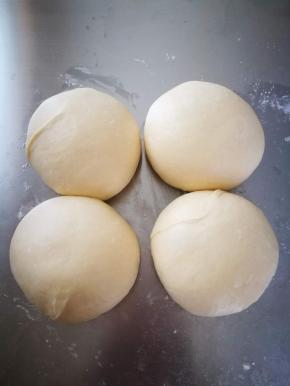 这是醒发好的面团，比刚才差不多大一倍