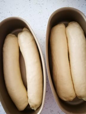 滚成长条型，放入不粘模具