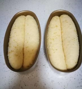 撒上酥粒，进行发酵，我的酥粒是做软欧剩下的，也可以发酵好后直接刷蛋液，按个人喜好。发酵到模具9成，进烤箱，我的烤箱温度是用的180度，25分钟，个人根据自己的烤箱调温度，烤的过程中，开始上色了就盖上锡纸，防止顶部烤糊