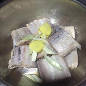 带鱼清洗干净，切成段。
加入料酒、胡椒粉、葱姜腌制30分钟。