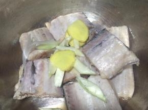 带鱼清洗干净，切成段。
加入料酒、胡椒粉、葱姜腌制30分钟。