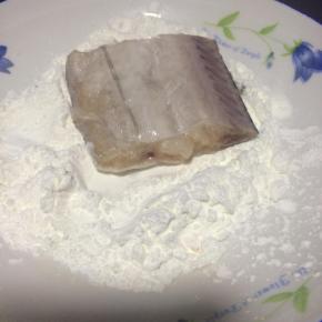 带鱼段裹上干淀粉
