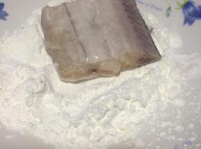 带鱼段裹上干淀粉