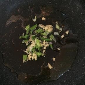 锅内留底油，爆香葱姜，放入煎好的带鱼段。