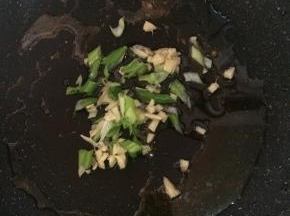 锅内留底油，爆香葱姜，放入煎好的带鱼段。