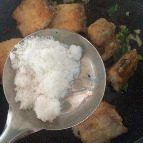 加入半碗水，一勺糖、一勺醋，（糖醋的比例是1:1）少许盐。