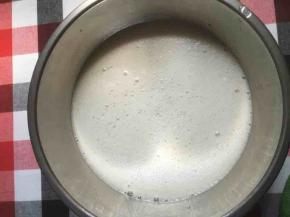 吉利丁粉泡发开后，隔热水融化，加入到雪碧与鸡尾酒混合物里，会起泡