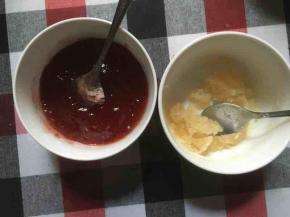做果酱库利，由于我觉得草莓味的果酱有点酸，所以我自己加糖加热水调了味道（糖5g，热水10g），这样果酱就稀了，比较稀的果酱，最好加5g的吉利丁粉，泡发化开再拌一起！