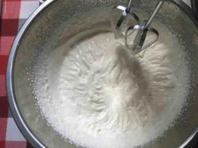 奶油加糖粉打发，7分发，浓稠有纹路