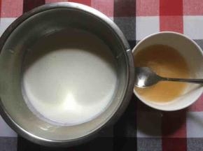 吉利丁粉加3倍冰水泡发开，隔热水融化后，拌进常温酸奶里