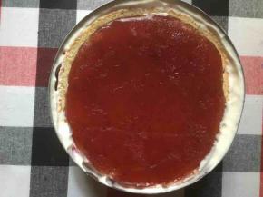 把冷冻好的果酱库利放在戚风蛋糕胚上，再倒入剩下的慕斯糊，然后放冰箱冷藏一下午，6小时，致慕斯达到凝固状态