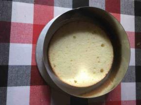 8寸蛋糕模做底，放上6寸圆形慕斯圈，中间放蛋糕坯