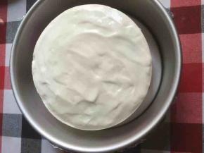 把之前做好的酸奶慕斯套上8寸模具