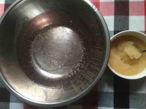 吉利丁粉加3倍雪碧泡发搅拌均匀（会起泡，但不用管）剩下的雪碧与鸡尾酒混合