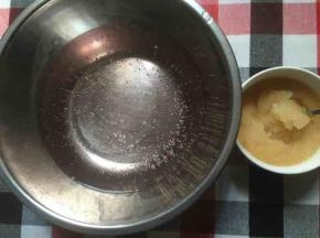 吉利丁粉加3倍雪碧泡发搅拌均匀（会起泡，但不用管）剩下的雪碧与鸡尾酒混合