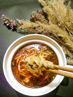 劲道的面条，浓郁的汤底，很好吃！