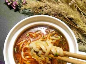 劲道的面条，浓郁的汤底，很好吃！