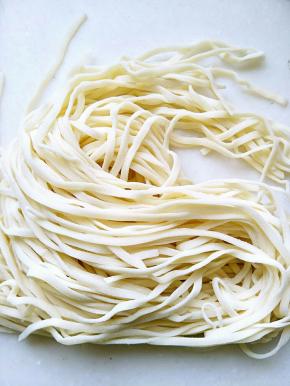 手工面条，牛肉面店里的面条，是用专门的#鹏灰#来揉面的。这种材料只有我们这遥远的戈壁滩里才有。一般家庭吃牛肉面的面条都是鸡蛋和面的也是很劲道的。