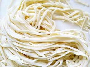手工面条，牛肉面店里的面条，是用专门的#鹏灰#来揉面的。这种材料只有我们这遥远的戈壁滩里才有。一般家庭吃牛肉面的面条都是鸡蛋和面的也是很劲道的。